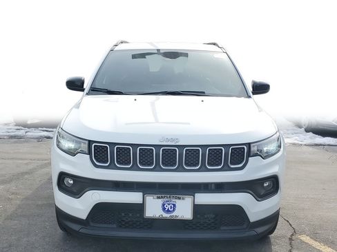 Used 2023 Jeep Compass Latitude image 2