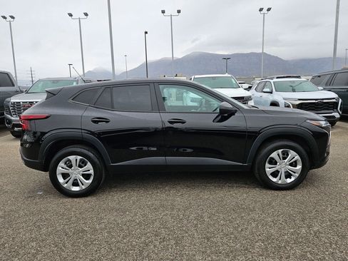 Used 2024 Chevrolet Trax LS FWD image 2