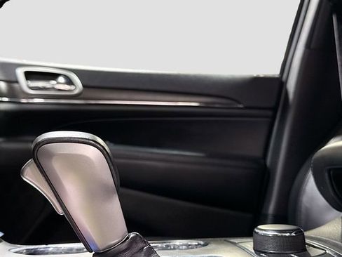 Used 2018 Jeep Grand Cherokee Limited w/ Luxury Group II image 19