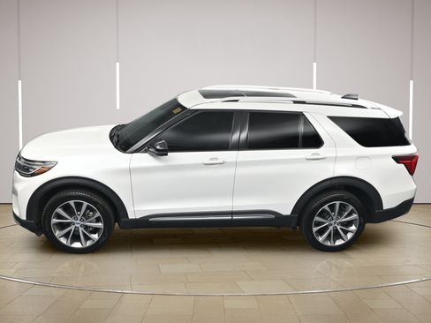 Used 2025 Ford Explorer Platinum w/ Ultimate Package AWD/4WD image 38