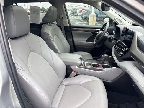 Used 2022 Toyota Highlander Limited FWD image 13