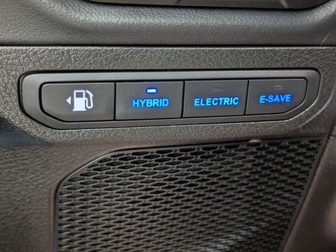 Used 2025 Jeep Wrangler Sahara image 24