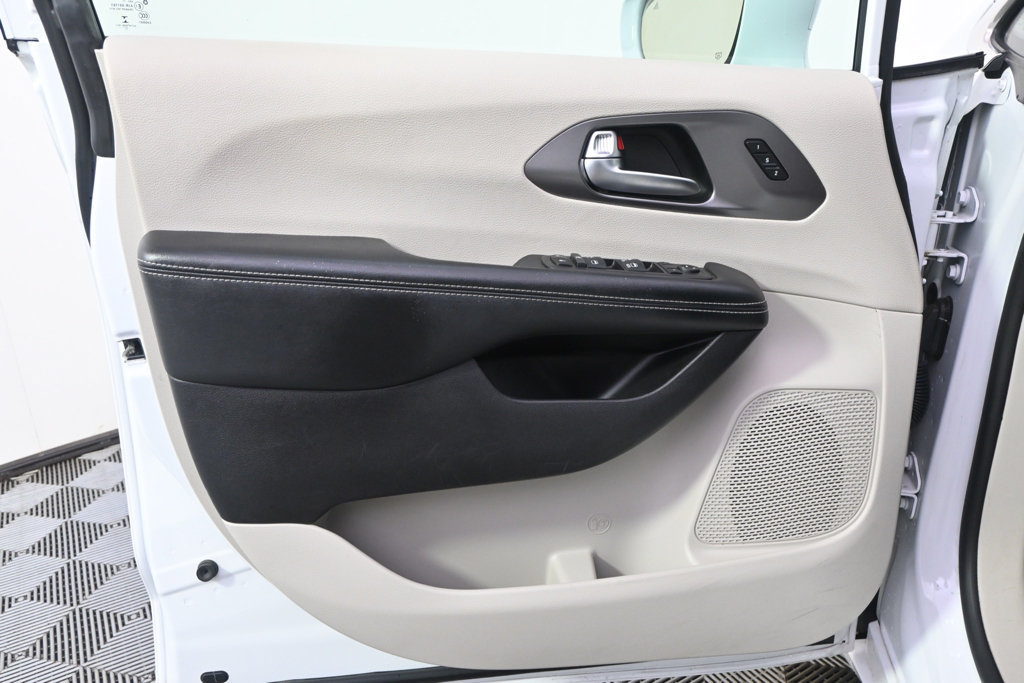 Used 2022 Chrysler Pacifica Touring-L FWD image 23
