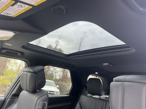 New 2025 Land Rover Discovery Dynamic SE image 13