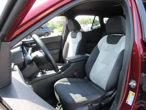 Certified 2024 Chevrolet Trax RS FWD image 17