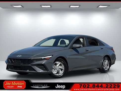 Used 2025 Hyundai Elantra SE image 1