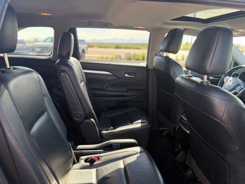 Used 2019 Toyota Highlander XLE AWD/4WD image 14