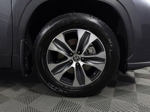 Used 2024 Toyota Highlander XLE image 11