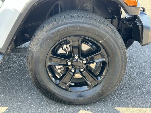 Used 2019 Jeep Wrangler Unlimited Sahara AWD/4WD image 7