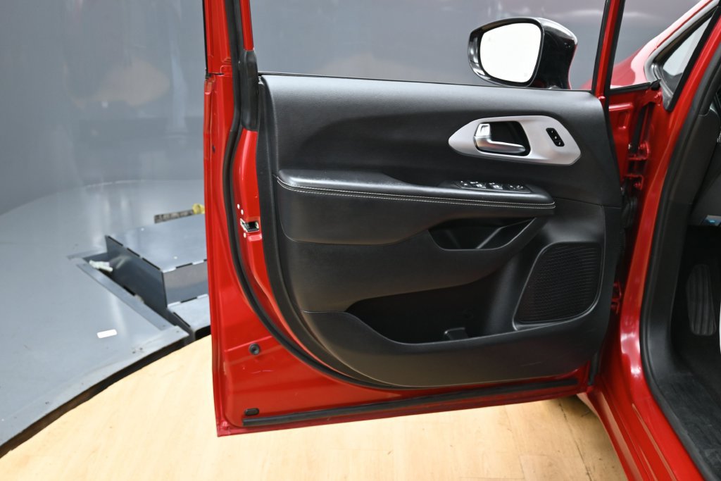 Used 2025 Chrysler Pacifica Limited FWD image 39