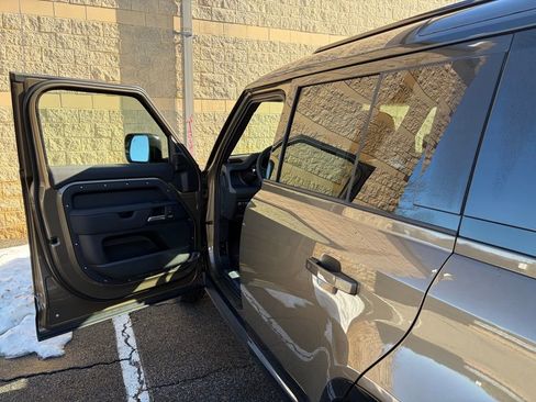 New 2026 Land Rover Defender 110 X-Dynamic SE image 10