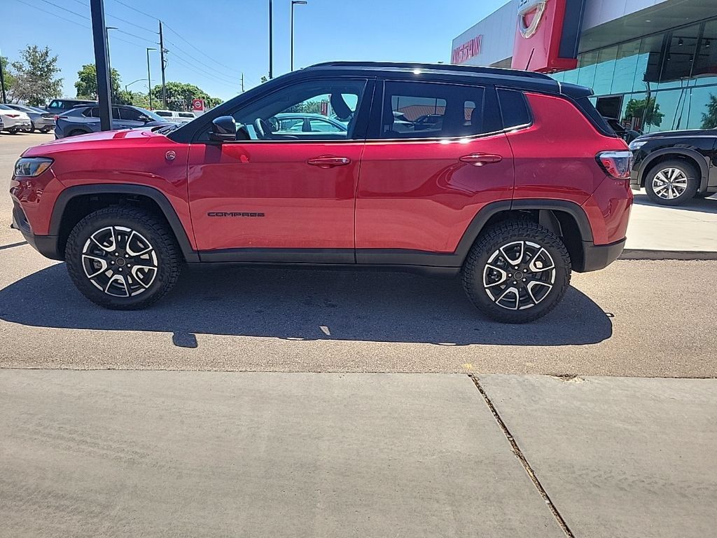 Used 2025 Jeep Compass Trailhawk AWD/4WD image 4