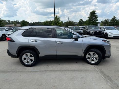 Used 2021 Toyota RAV4 XLE w/ Convenience Package FWD image 4
