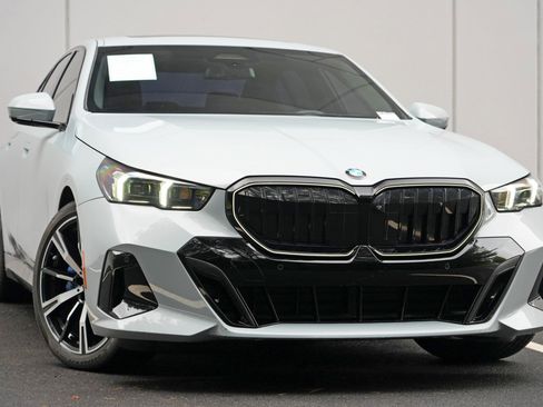 Used 2024 BMW 530i w/ M Sport Package RWD image 4