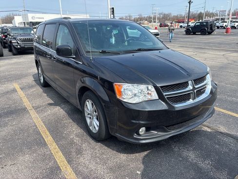Certified 2019 Dodge Grand Caravan SXT image 1