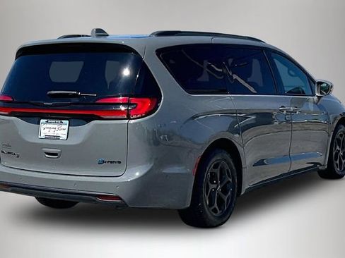 Used 2021 Chrysler Pacifica Limited w/ Uconnect Theater Family Group image 5