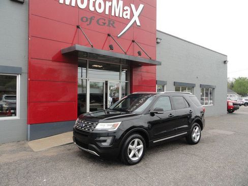 Used 2017 Ford Explorer XLT AWD/4WD image 1
