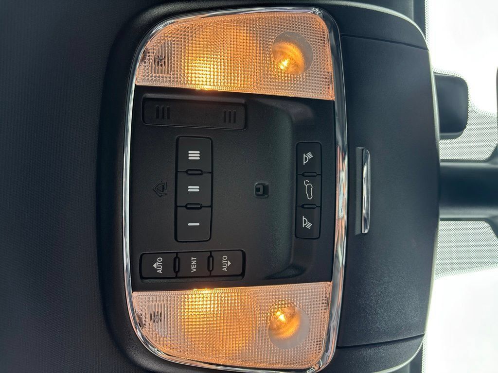 Used 2018 Jeep Grand Cherokee Altitude AWD/4WD image 22