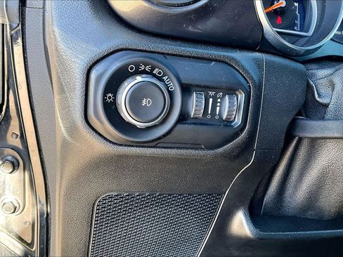 Used 2019 Jeep Wrangler Unlimited Sport image 32