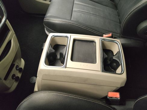 Used 2015 Chrysler Town & Country Touring FWD image 26