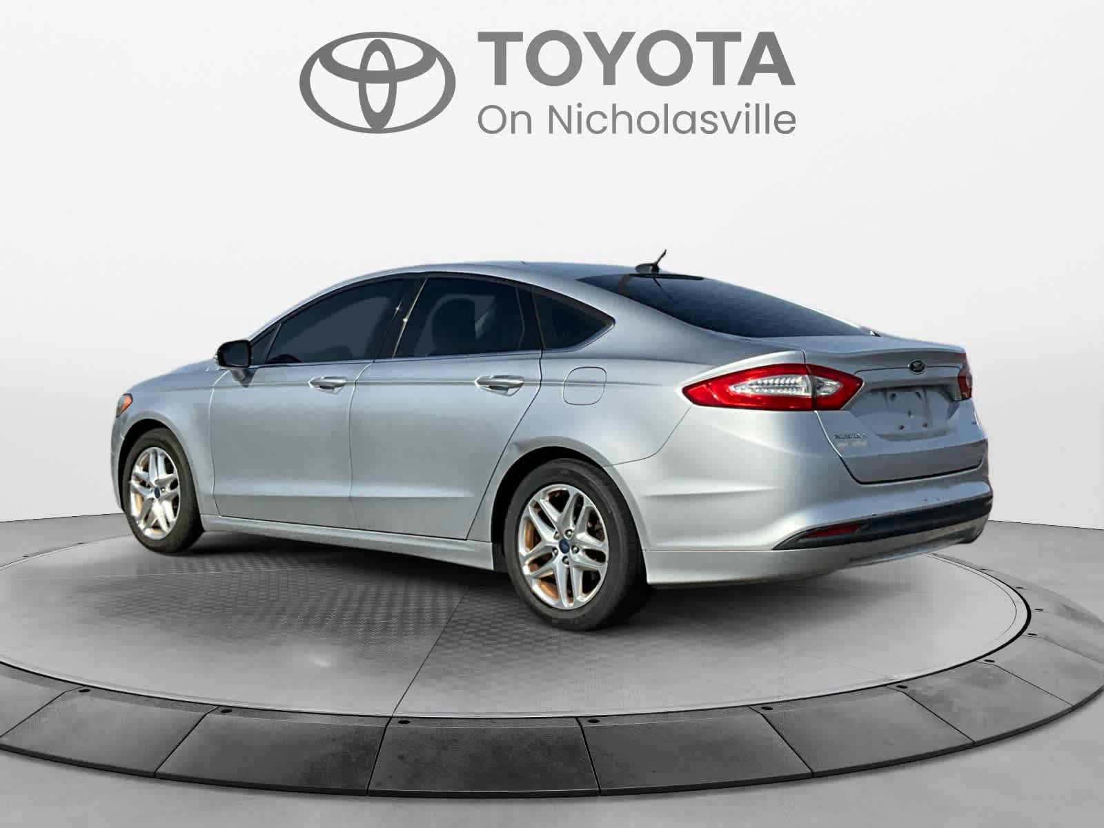 Used 2013 Ford Fusion SE FWD image 3