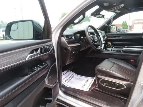 Used 2023 Jeep Wagoneer L Series II AWD/4WD image 17