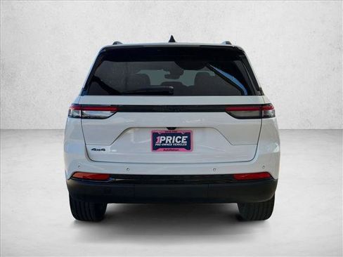 Used 2023 Jeep Grand Cherokee Altitude AWD/4WD image 6