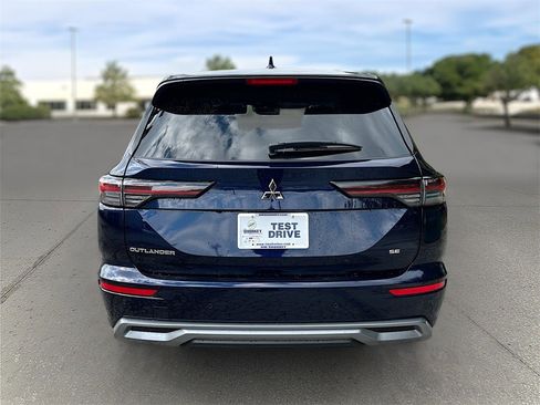 New 2025 Mitsubishi Outlander SE image 5