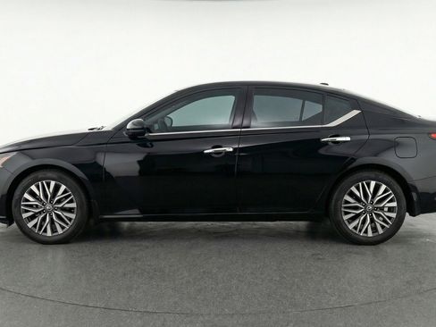 Used 2025 Nissan Altima 2.5 SV FWD image 5