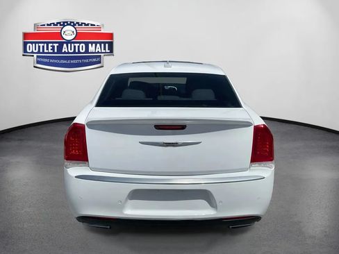 Used 2017 Chrysler 300 C RWD image 4