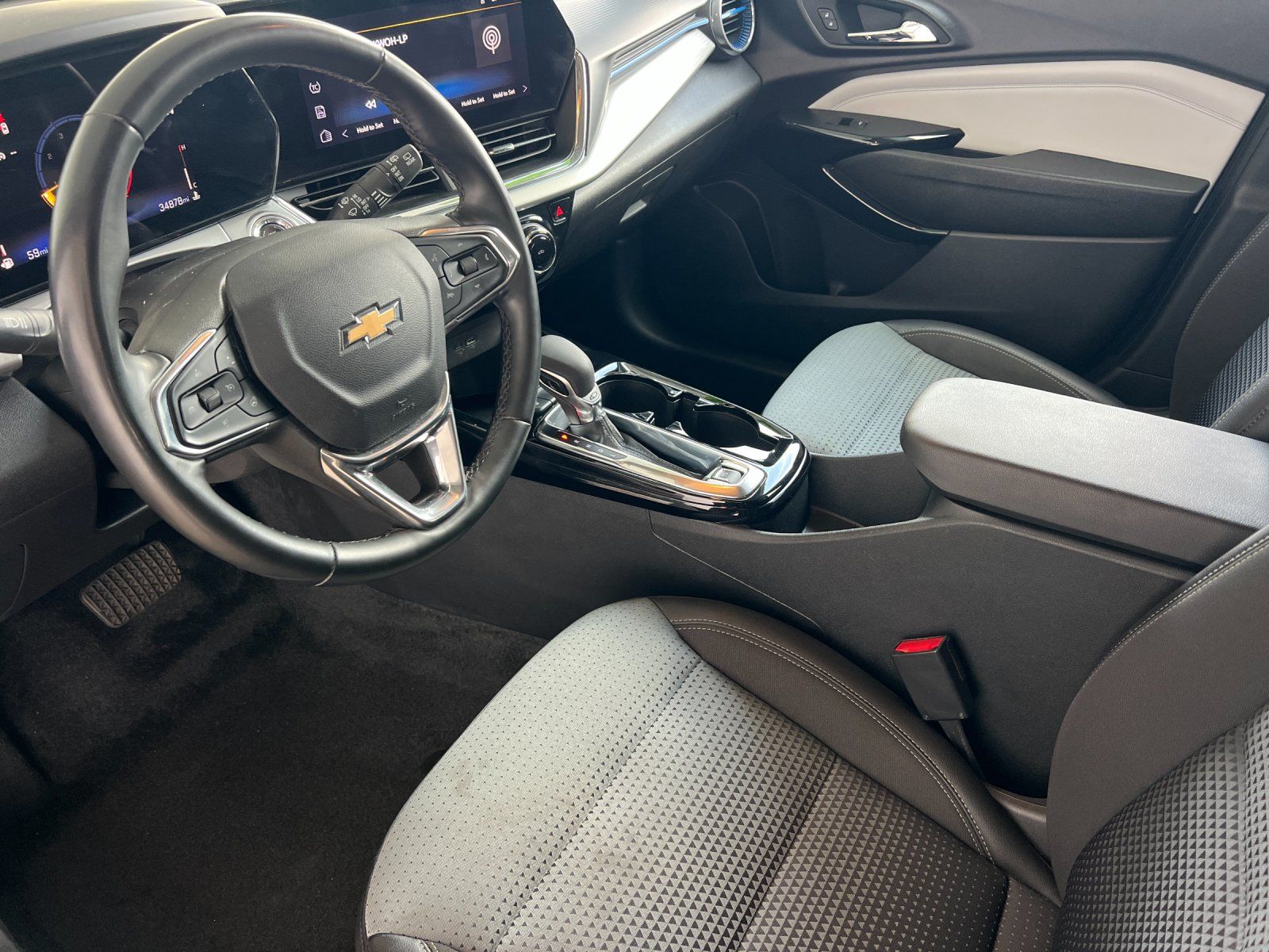 Used 2025 Chevrolet Trax LT w/ LT Convenience Package FWD image 8