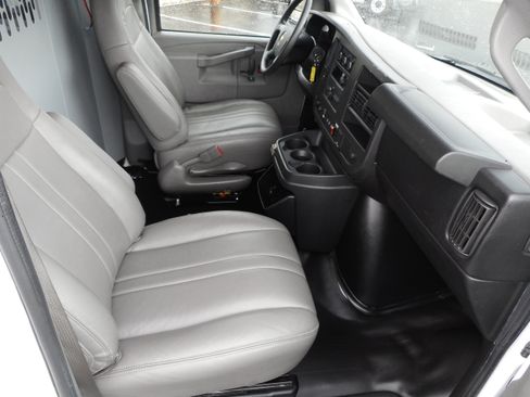 Used 2016 Chevrolet Express 2500 RWD image 25