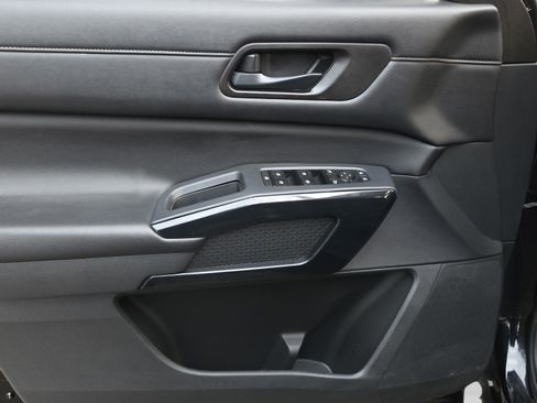 Used 2024 Nissan Pathfinder SV image 30