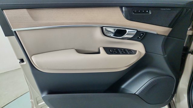 New 2026 Volvo XC90 T8 Plus w/ Protection Package Premier AWD/4WD image 9