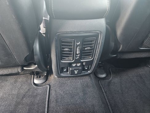 Used 2015 Jeep Grand Cherokee Limited w/ Luxury Group II image 19