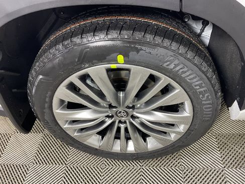 New 2026 Toyota Highlander Platinum image 9