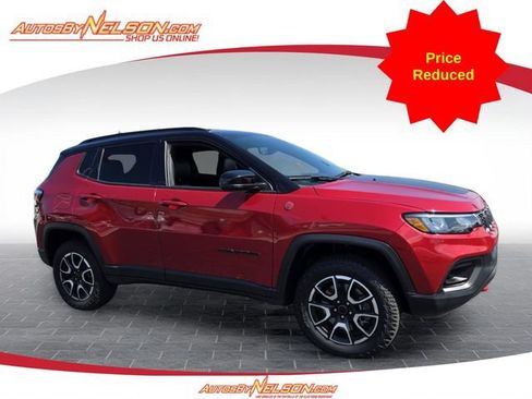 Used 2025 Jeep Compass Trailhawk AWD/4WD image 1
