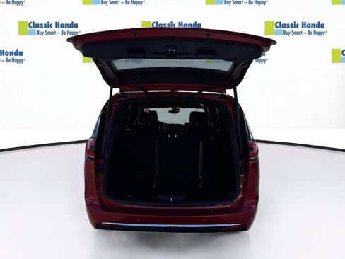 Used 2025 Chrysler Pacifica Select FWD image 28