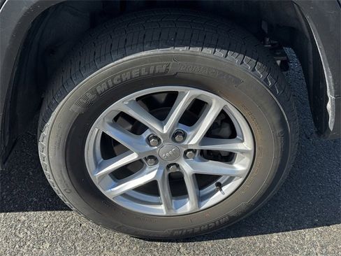 Certified 2023 Jeep Grand Cherokee L Laredo image 11