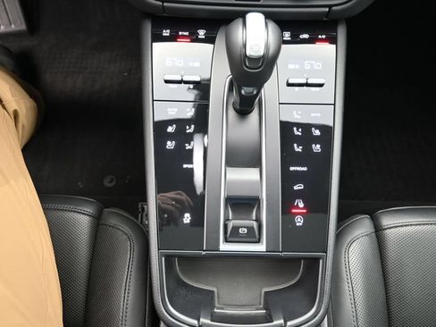Certified 2023 Porsche Macan AWD/4WD image 18