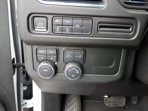 Used 2023 Chevrolet Suburban Premier image 19