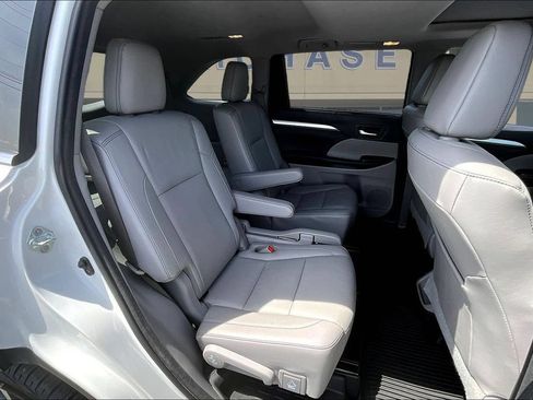 Used 2017 Toyota Highlander XLE w/ Carpet Mat Package AWD/4WD image 26