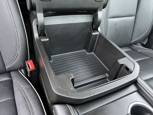 Used 2024 GMC Yukon SLT w/ SLT Luxury Package image 29