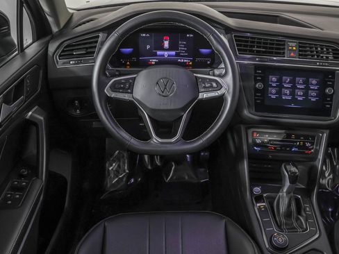 Used 2023 Volkswagen Tiguan SE w/ Panoramic Sunroof Package image 39