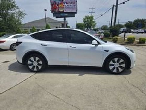 Used 2023 Tesla Model Y Long Range AWD/4WD image 2