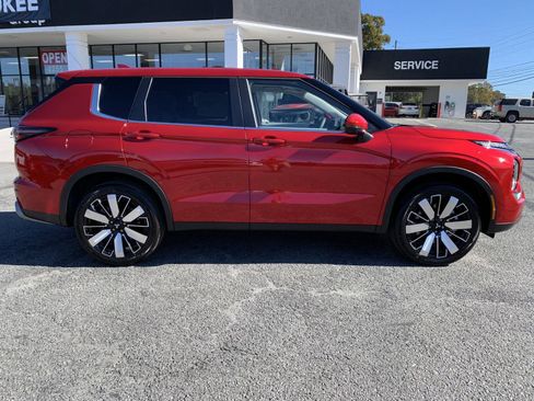 New 2025 Mitsubishi Outlander SE image 2