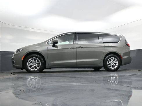 Used 2023 Chrysler Pacifica Touring-L image 38