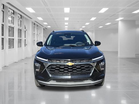 Used 2025 Chevrolet Trax LT image 2