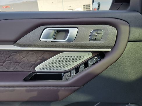 Used 2025 Ford Explorer Platinum w/ Ultimate Package image 17