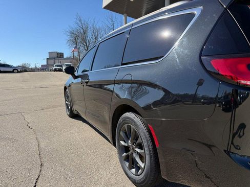 Used 2022 Chrysler Pacifica Touring-L w/ Uconnect Theater Family Group image 12